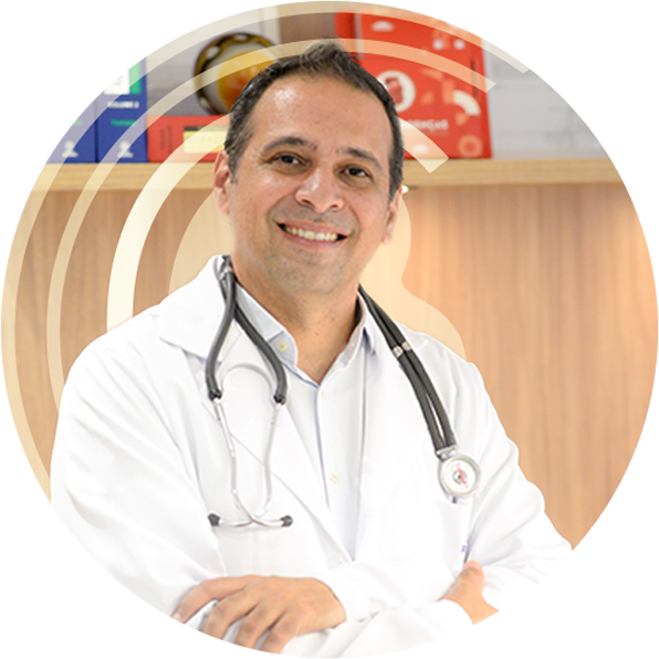 Dr. Cristiano Trindade, urologista em Campinas, em seu consultório